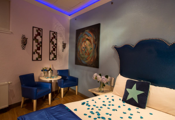 Kamar yang dirancang untuk mengundang perasaan romantis dan intim